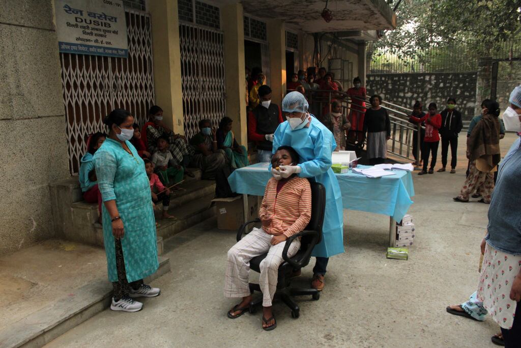 Trabajadores de la salud realizan test del Covid-19 en India