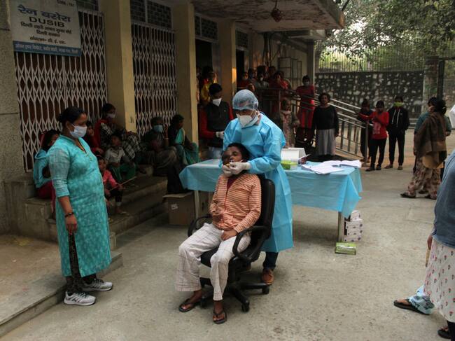 Trabajadores de la salud realizan test del Covid-19 en India