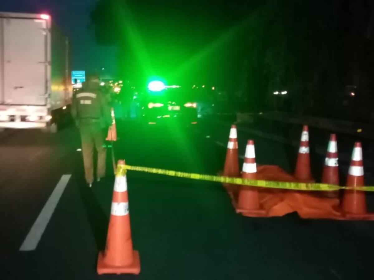 Huechuraba: encuentran cadáver atado de pies y manos en autopista Los Libertadores