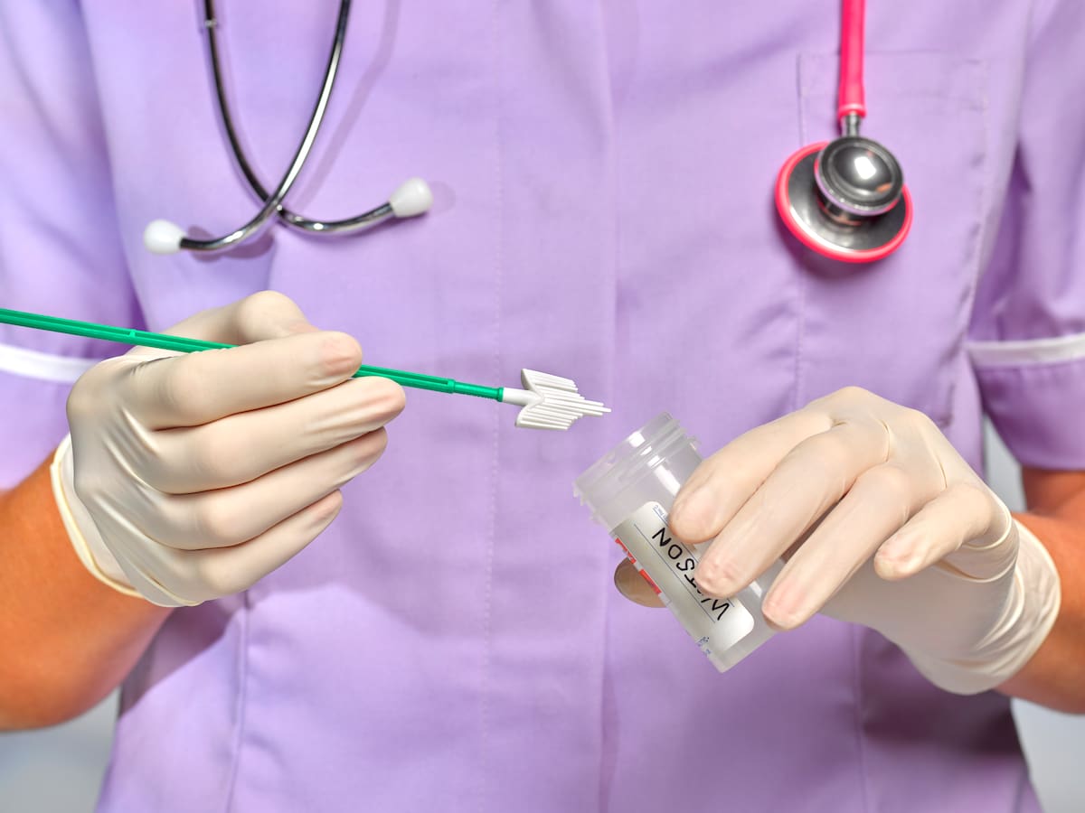 Campaña preventiva por virus de papiloma humano entrega kits gratuitos de autoexamen en diferentes comunas de Santiago