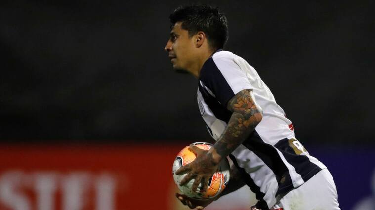 LIMA, PERU - SEPTEMBER 30: (EDITOR'S NOTE: Alternative crop) Patricio Rubio of Alianza Lima takes the ball after scoring the second goal of his team during a Copa CONMEBOL Libertadores 2020 group F match between Alianza Lima and Estudiantes de Mérida at Estadio Alejandro Villanueva on September 30, 2020 in Lima, Peru. (Photo by Paolo Aguilar - Pool/Getty Images)