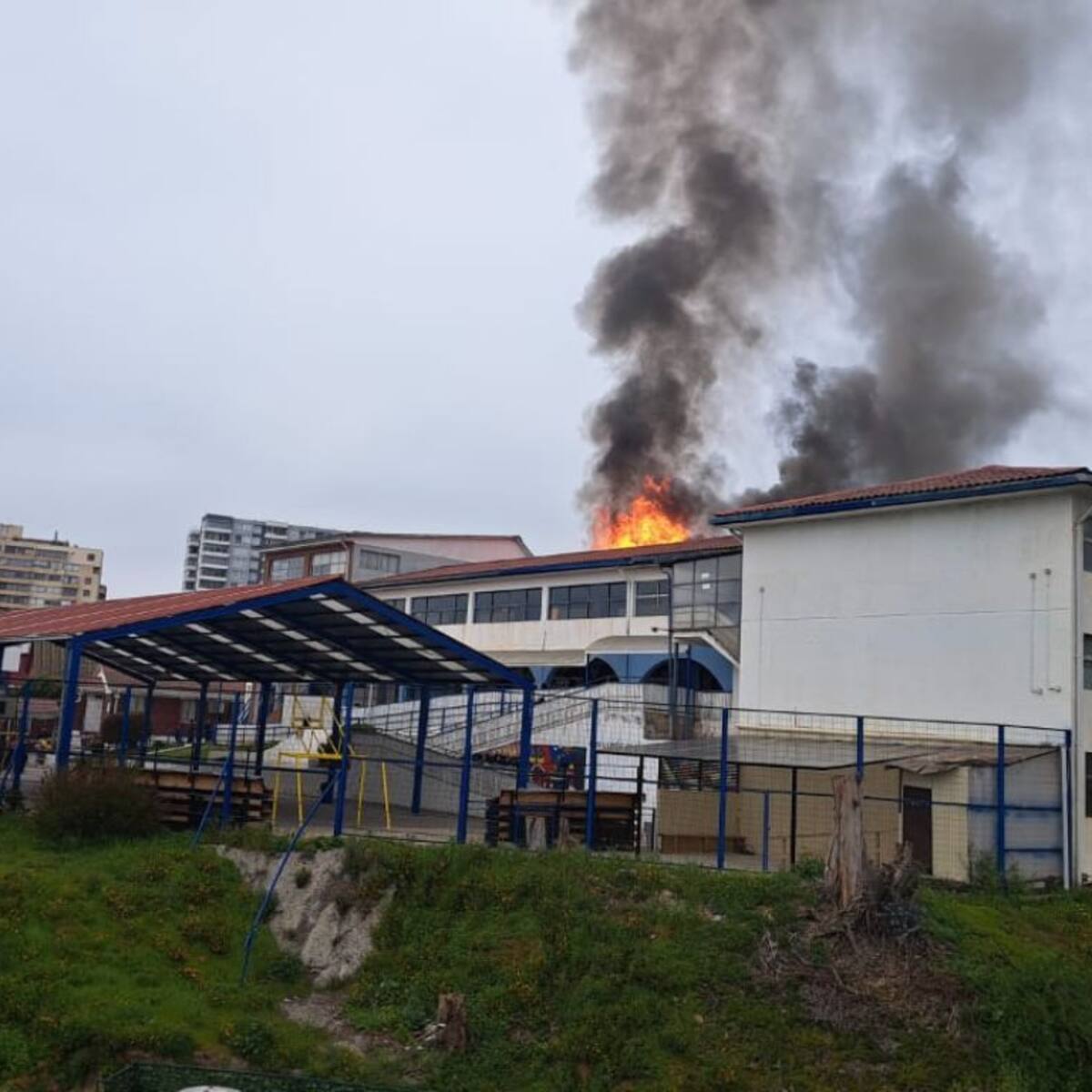 Incendio afecta a dos casas en Valparaíso: bomberos trabaja para evitar propagación a colegio
