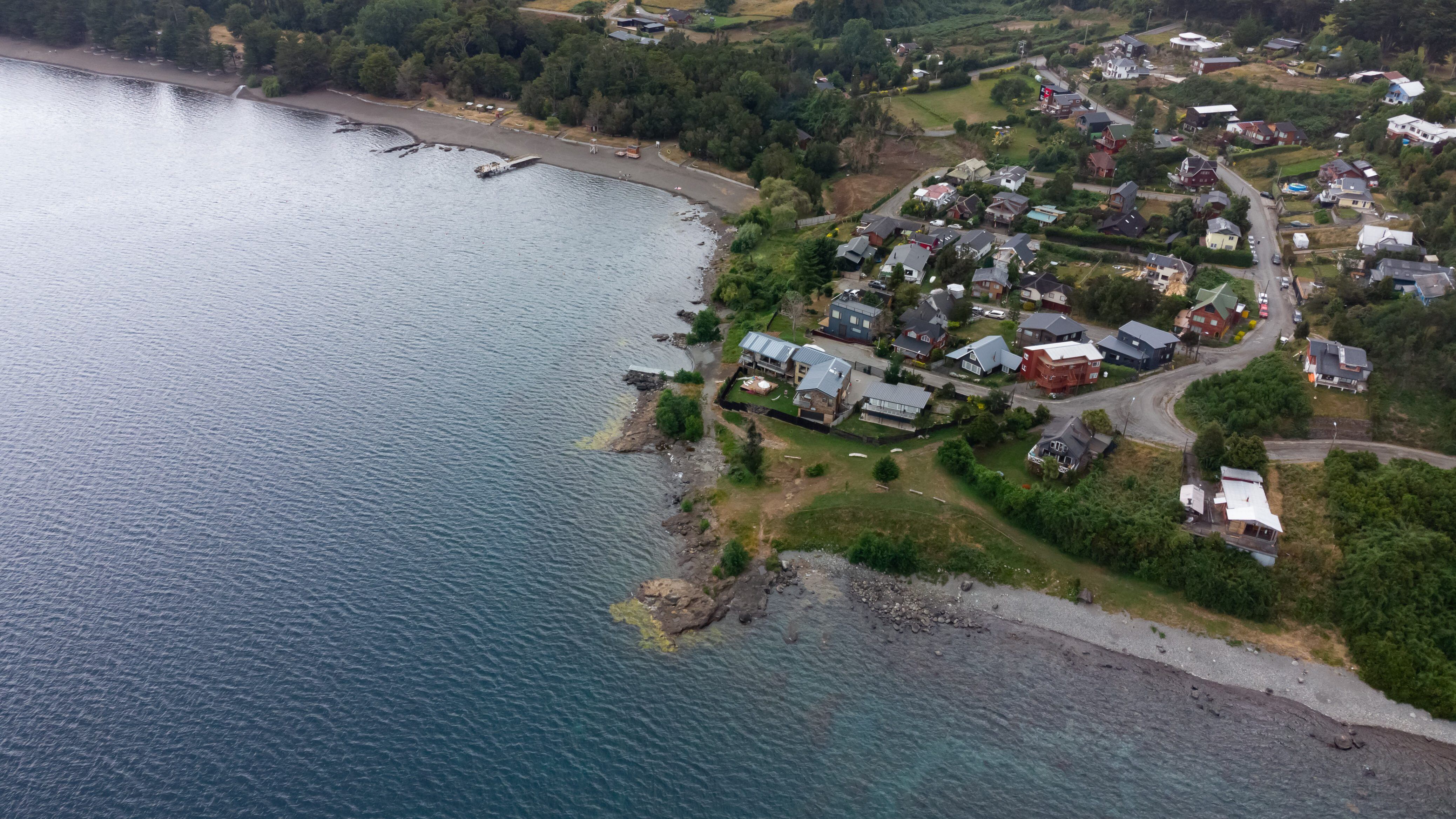 09 DE ENERO 2022 / PUERTO VARASImagen aérea de playa privada del Lago Llanquihue en el sector de Playa Niklitschek.
FOTO: FELIPE CONSTANZO / AGENCIAUNO