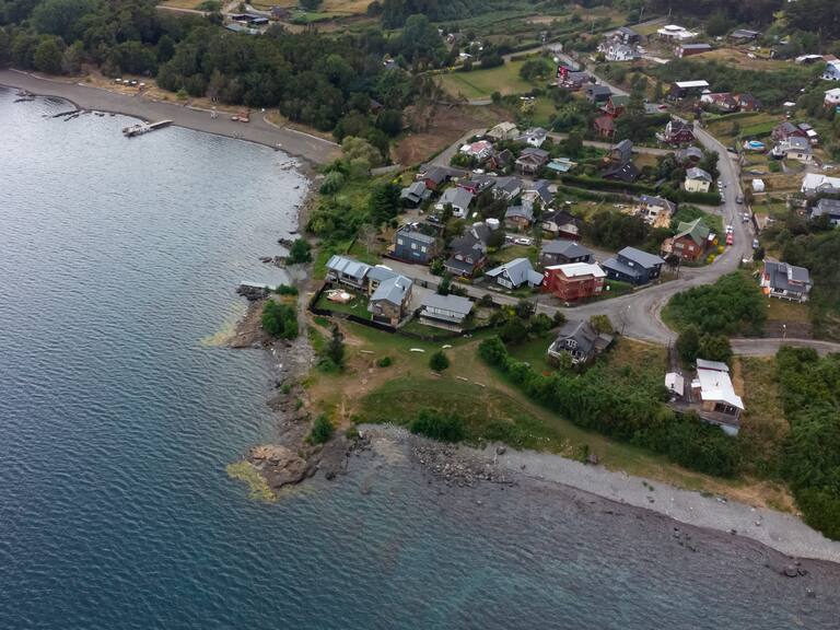 09 DE ENERO 2022 / PUERTO VARASImagen aérea de playa privada del Lago Llanquihue en el sector de Playa Niklitschek.
FOTO: FELIPE CONSTANZO / AGENCIAUNO
