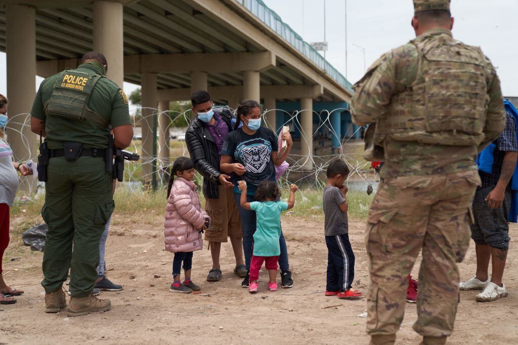 Militar acompaña a la patrulla fronteriza en el límite con México