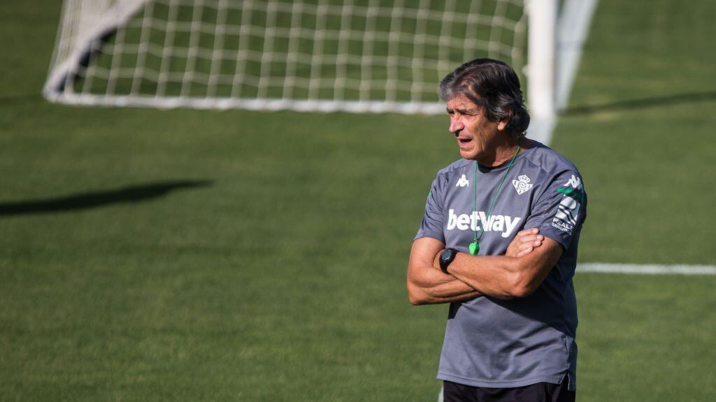 SEVILLA, SPAIN - SEPTEMBER 23: Manuel Pellegrini, head coach, looks on during the Real Betis Balompie training session at the Luis del Sol Sports City on September 23, 2020 in Sevilla, Spain. (Photo by Joaquin Corchero / AFP7 / Getty Images)