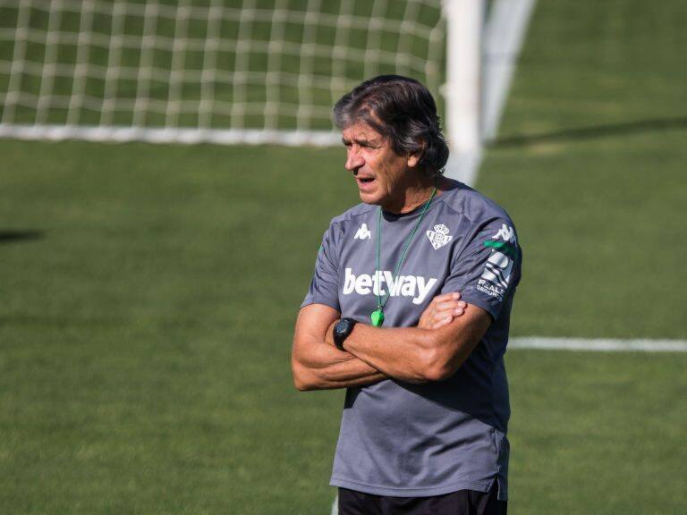 SEVILLA, SPAIN - SEPTEMBER 23: Manuel Pellegrini, head coach, looks on during the Real Betis Balompie training session at the Luis del Sol Sports City on September 23, 2020 in Sevilla, Spain. (Photo by Joaquin Corchero / AFP7 / Getty Images)