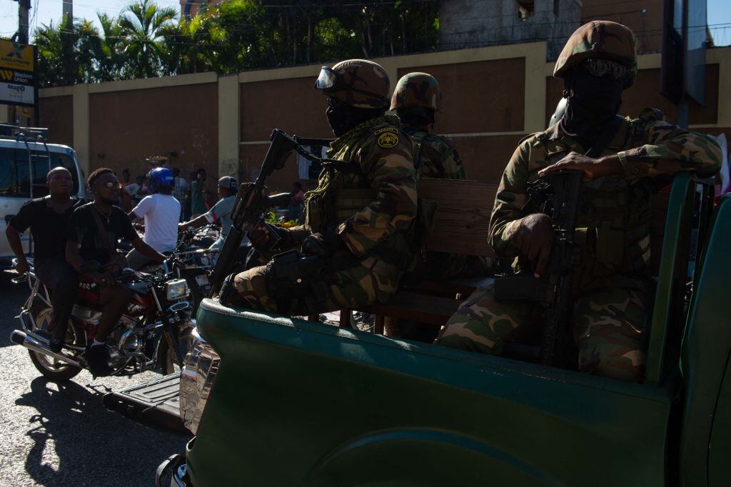 Patrulla de militares vigila las calles de Puerto Príncipe luego de la última matanza en la capital de Haití por un supuesto acto de vudú