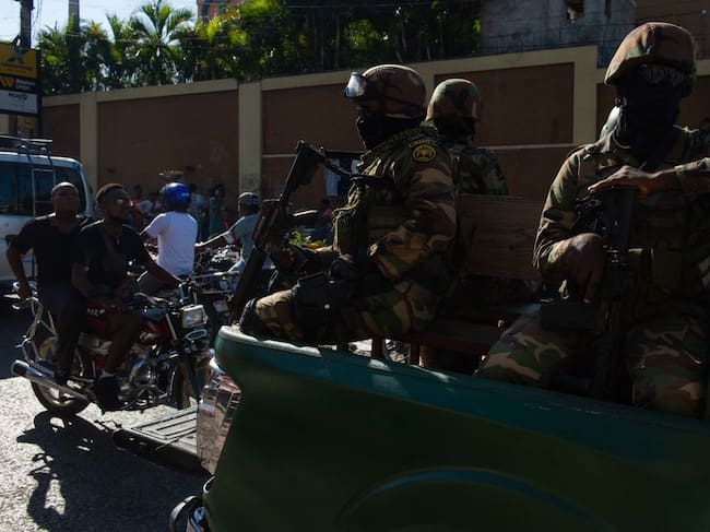 Patrulla de militares vigila las calles de Puerto Príncipe luego de la última matanza en la capital de Haití por un supuesto acto de vudú