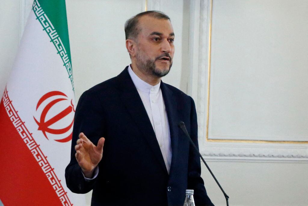 El ministro de relaciones exteriores de Irán, Hossein Amir Abdollahian, atiende a los medios de comunicación en la sede de la cancillería en la ciudad de Teherán.
