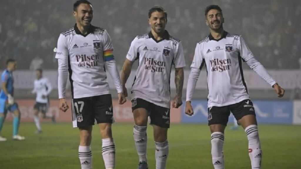 Costa junto a Lucero y Suazo
