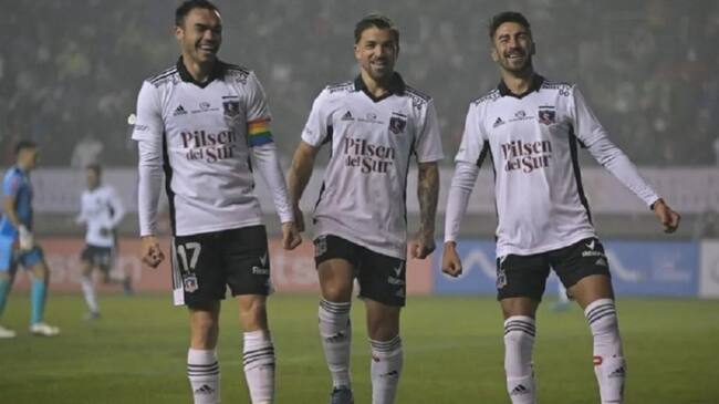 Costa junto a Lucero y Suazo