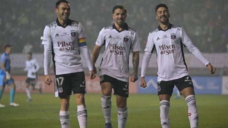 Costa junto a Lucero y Suazo