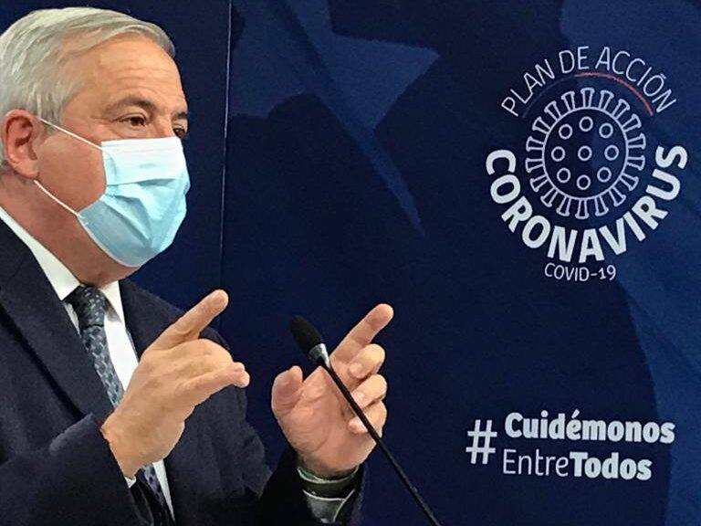 Ministro Mañalich fue increpado por trabajadores del Aeropuerto: Acusan falta de medidas de seguridad