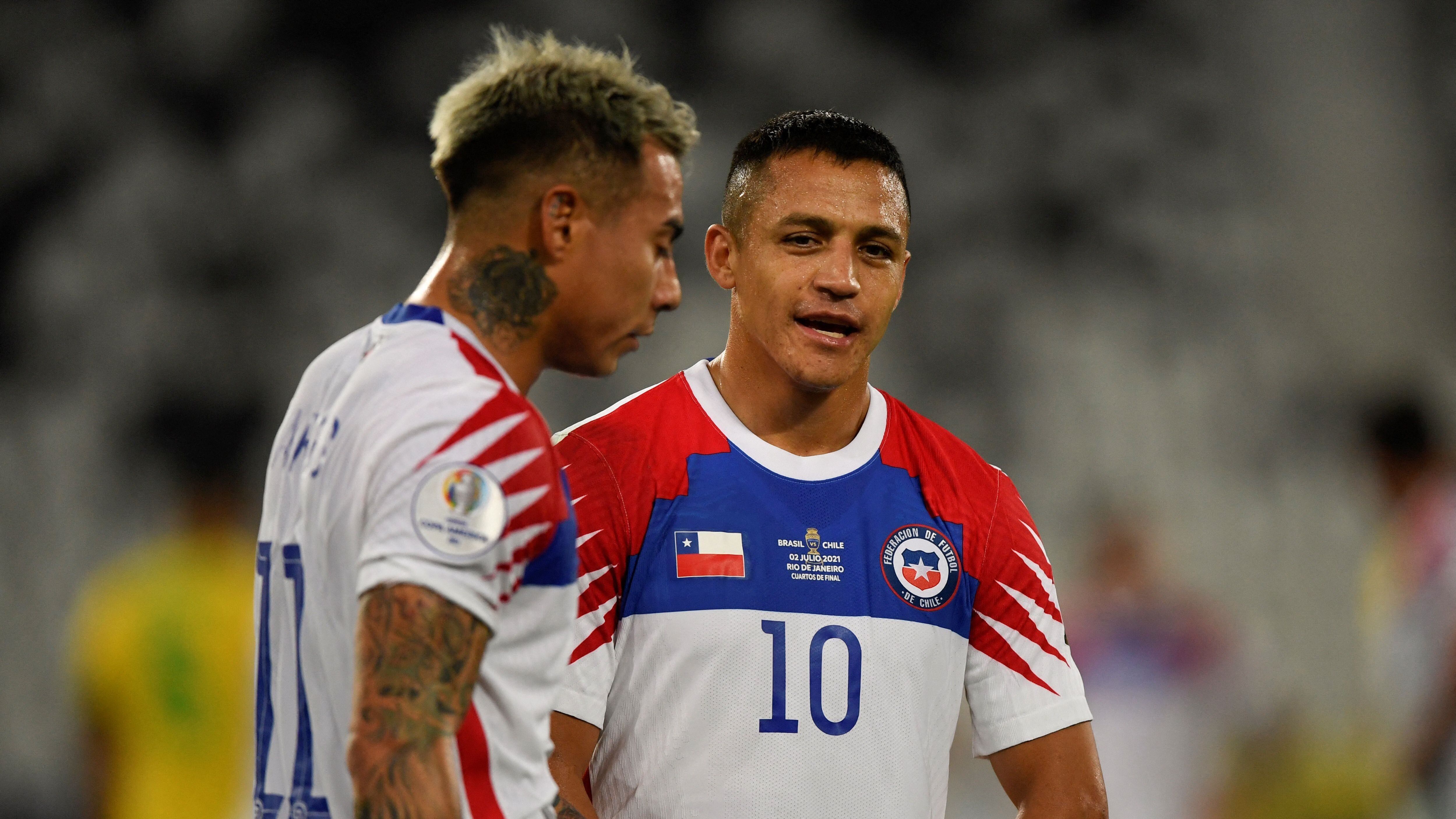 Chile's Alexis Sanchez (R) gestures next to Chile's Eduardo Vargas during their Conmebol 2021 Copa America football tournament quarter-final match against Brazil at the Nilton Santos Stadium in Rio de Janeiro, Brazil, on July 2, 2021. (Photo by MAURO PIMENTEL / AFP) (Photo by MAURO PIMENTEL/AFP via Getty Images)
