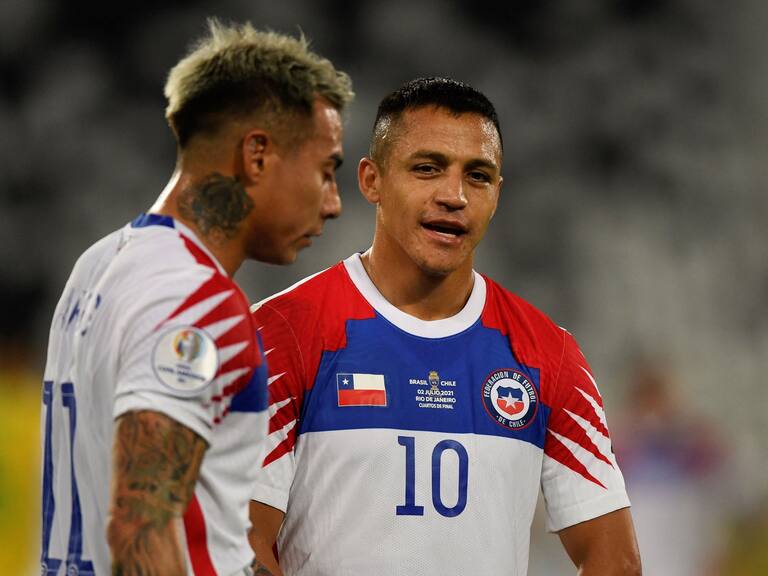 Chile's Alexis Sanchez (R) gestures next to Chile's Eduardo Vargas during their Conmebol 2021 Copa America football tournament quarter-final match against Brazil at the Nilton Santos Stadium in Rio de Janeiro, Brazil, on July 2, 2021. (Photo by MAURO PIMENTEL / AFP) (Photo by MAURO PIMENTEL/AFP via Getty Images)