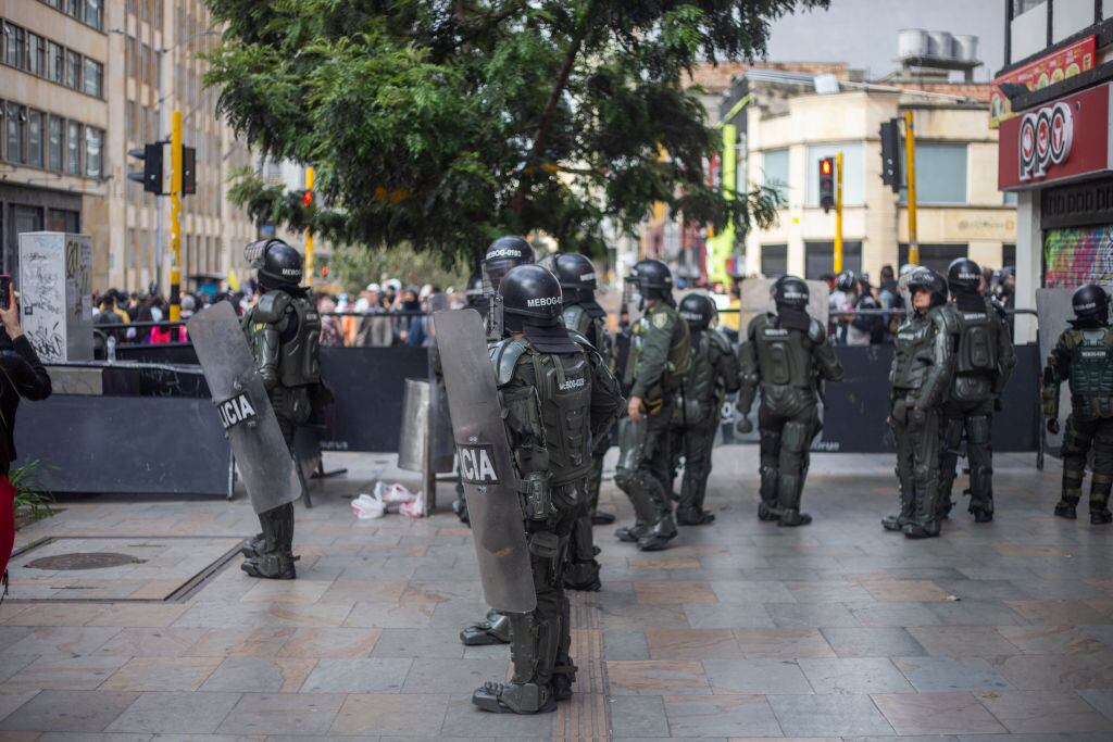 La policía se despliega para reprimir las protestas en Bogotá