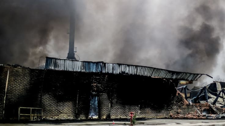 Minsal solicita cierre de empresa química tras incendio en Quilicura: anuncia sumario y fuerte multa