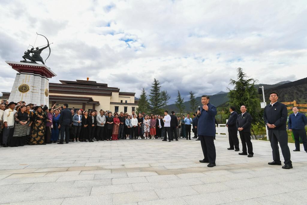 Xi Jinping visitando un parque urbano en la ciudad de Nyingchi