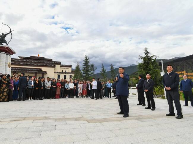 Xi Jinping visitando un parque urbano en la ciudad de Nyingchi