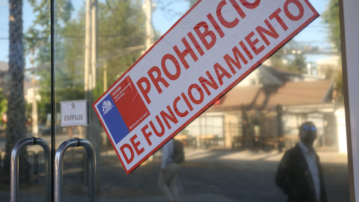 Clausuran clínica estética que funcionaba ilegalmente en Las Condes: autoridades hallaron una “puerta mágica”