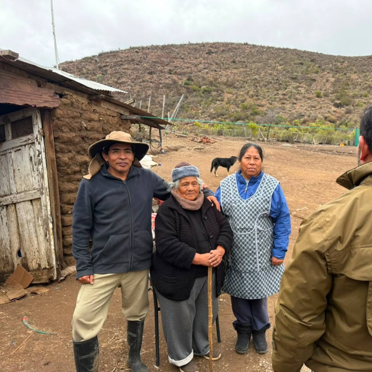Emotivo reencuentro en la cordillera: Madre y sus dos hijos desaparecidos son hallados con vida tras odisea a pie de Carabineros