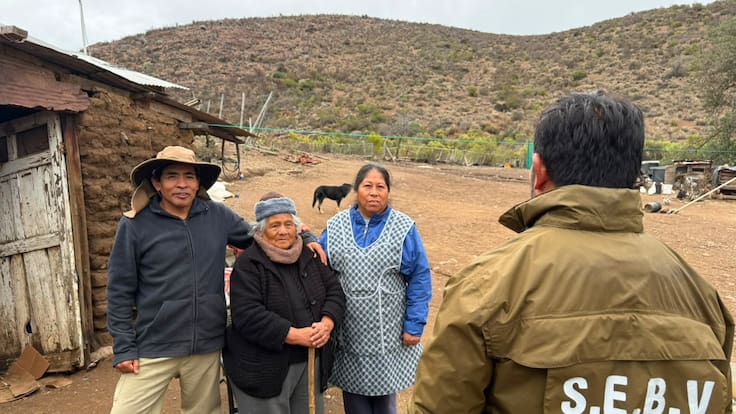 Emotivo reencuentro en la cordillera: Madre y sus dos hijos desaparecidos son hallados con vida tras odisea a pie de Carabineros