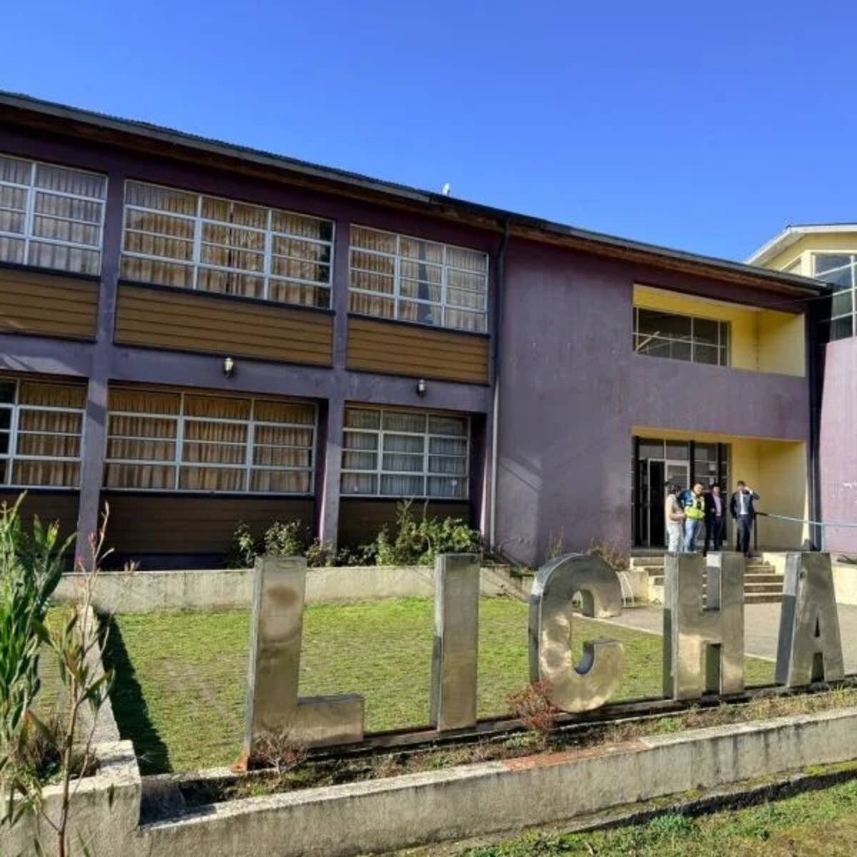 Murciélagos y roedores mantienen cerrado liceo de Frutillar desde hace tres semanas: apoderados piden ayuda al municipio