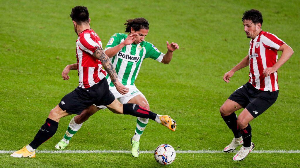 BILBAO, SPAIN - NOVEMBER 23: (L-R) Yuri Berchiche of Athletic Bilbao, Diego Lainez of Real Betis, Unai Vencedor of Athletic Bilbao during the La Liga Santander match between Athletic de Bilbao v Real Betis Sevilla at the Estadio San Mames on November 23, 2020 in Bilbao Spain (Photo by David S. Bustamante/Soccrates/Getty Images)