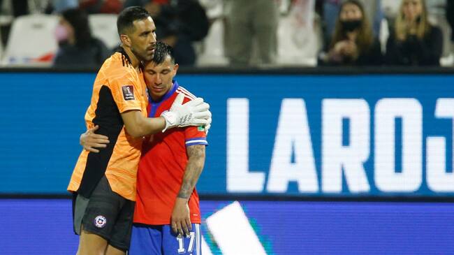 Chile's goalkeeper Claudio Bravo (L) and Chile's Gary Medel react at the end of the South American qualification football match for the FIFA World Cup Qatar 2022 against Ecuador, at the San Carlos de Apoquindo stadium in Santiago, on November 16, 2021. (Photo by Marcelo HERNANDEZ / POOL / AFP) (Photo by MARCELO HERNANDEZ/POOL/AFP via Getty Images)