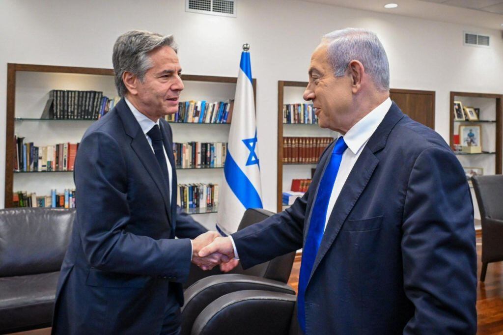 El primer ministro de Israel, Benjamin Netanyahu, recibe al canciller de Estados Unidos, Antony Blinken, en una cita oficial en la ciudad de Tel Aviv.