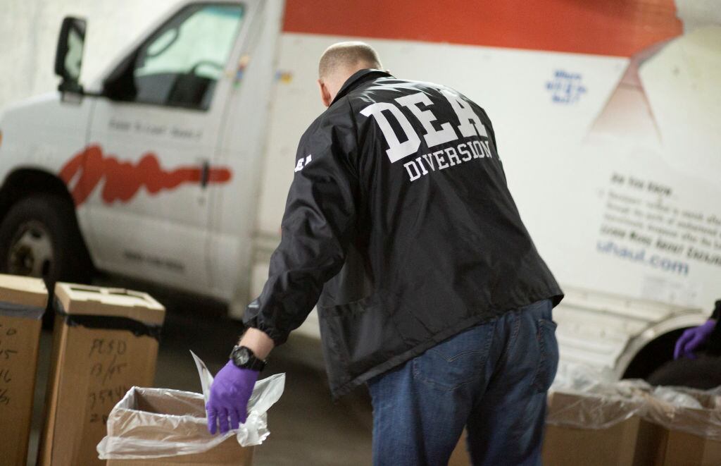 Agente de la DEA realiza un operativo de incautación de drogas en Estados Unidos