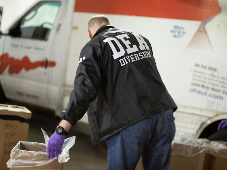 Agente de la DEA realiza un operativo de incautación de drogas en Estados Unidos