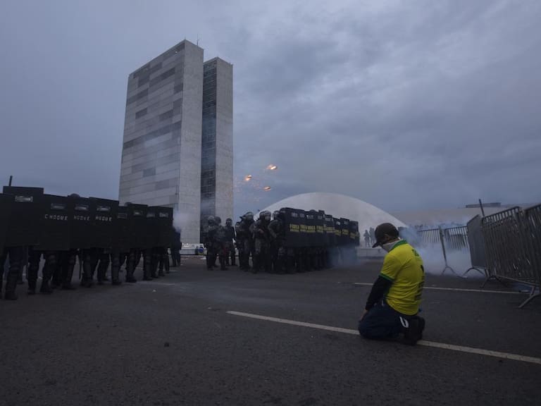 Policía de Brasil despeja la zona de los poderes del Estado en Brasilia