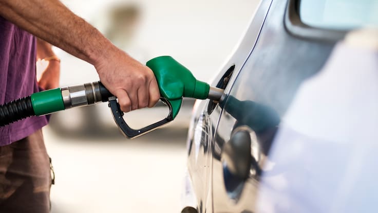 Alza de combustibles en Chile: qué conviene hacer hoy, cargar el estanque o esperar