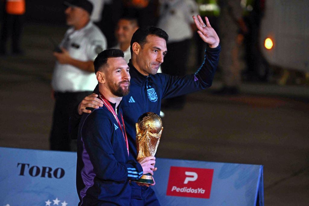 Lionel Messi y Leonel Scaloni llegan a Buenos Aires con la Copa del Mundo