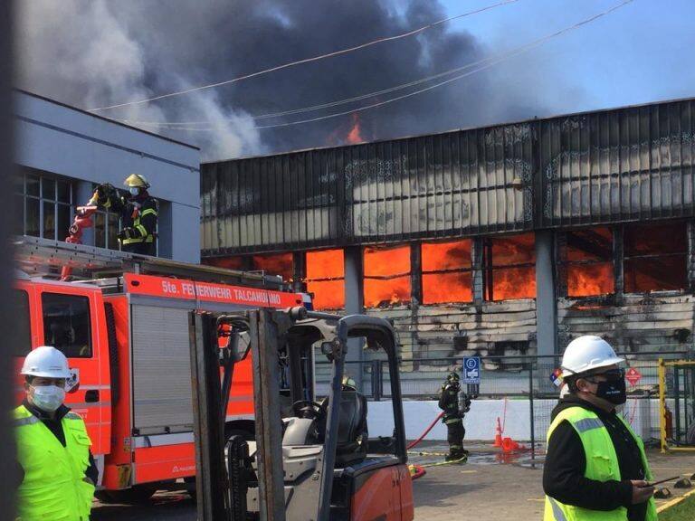 Incendio afecta a empresa pesquera Camanchaca en Talcahuano