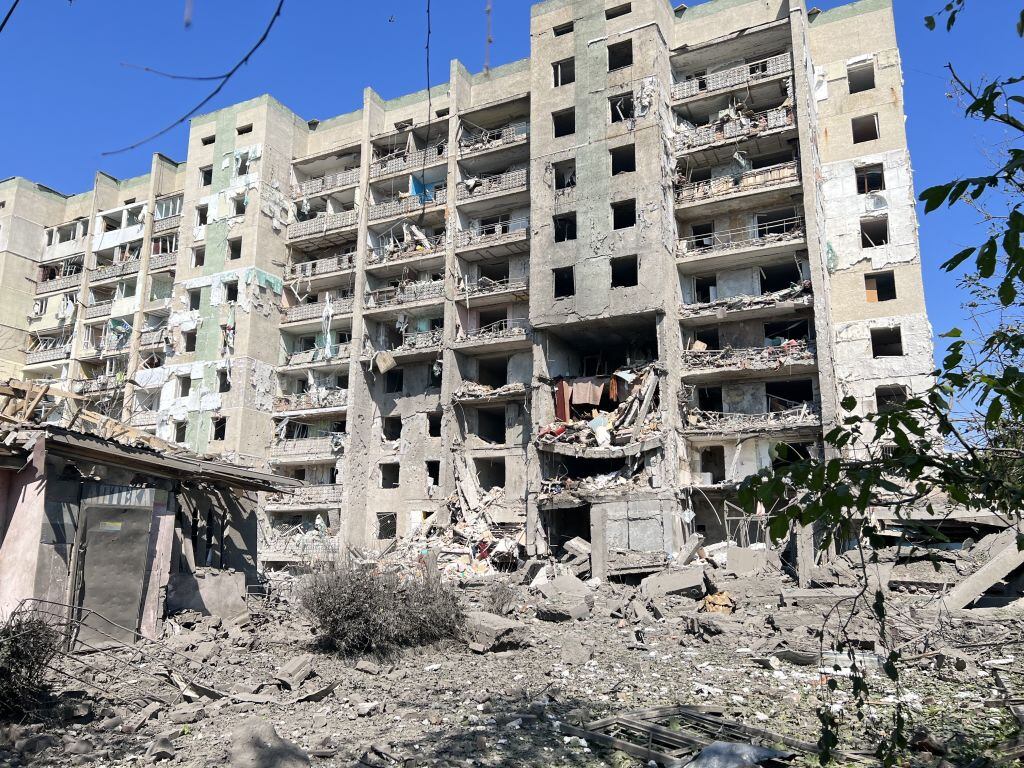 El daño que deja el misil que impactó un edificio en Odesa en Ucrania