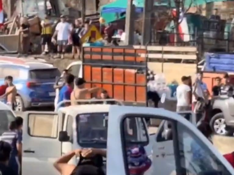 Violenta pelea entre barristas de la U y Colo Colo