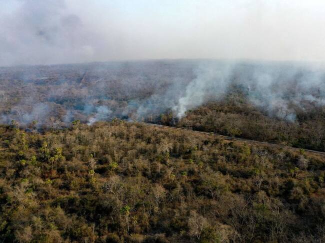 Vista aérea de la quema de un bosque en la región de Santa Cruz en Bolivia