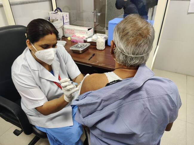 Trabajadora de la salud aplica una vacuna contra el Covid-19 en India