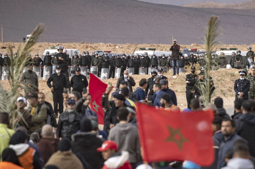 Agentes de seguridad protegen la frontera ante una protesta marroquí