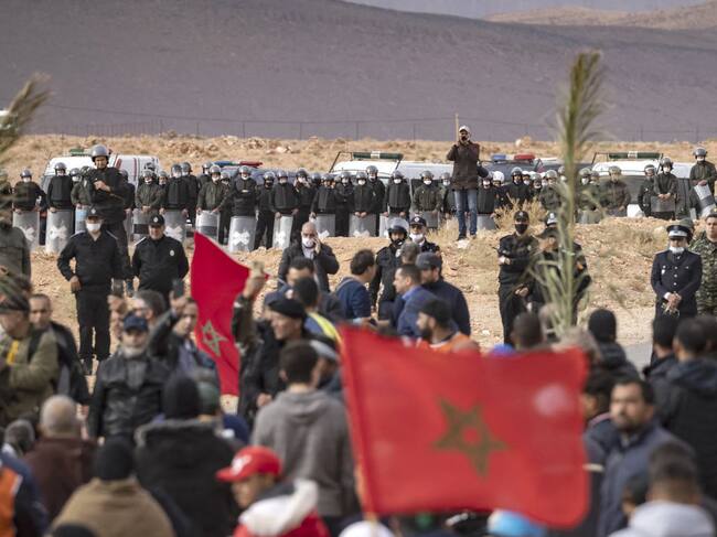 Agentes de seguridad protegen la frontera ante una protesta marroquí