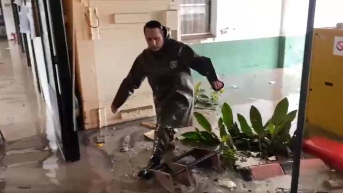 Comisaría de Licantén se inunda por sistema frontal: general director asegura que «hay pérdida total»