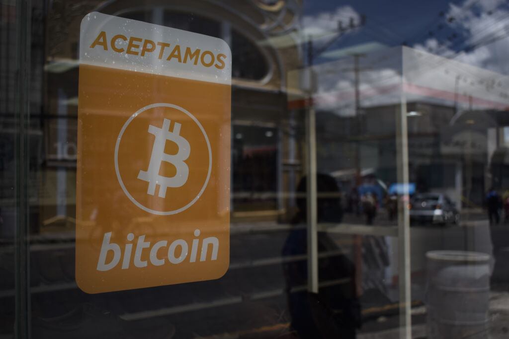 Un aviso de uso del Bitcoin en el comercio de una ciudad de El Salvador