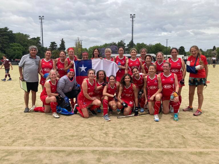 María Eugenia Cifuentes destacó la campaña invicta que logró equipo chileno master de hockey césped en Argentina: «Es un logro increíble»
