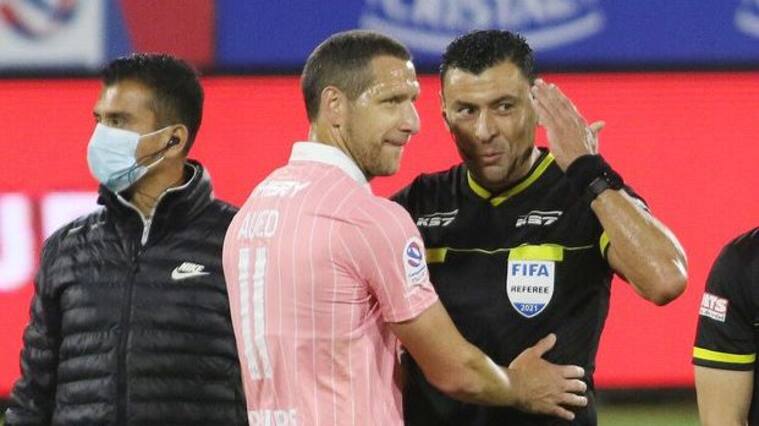 Roberto Tobar: "Asumo mi error en la roja a Zampedri, no voy a justificar una decisión errónea"