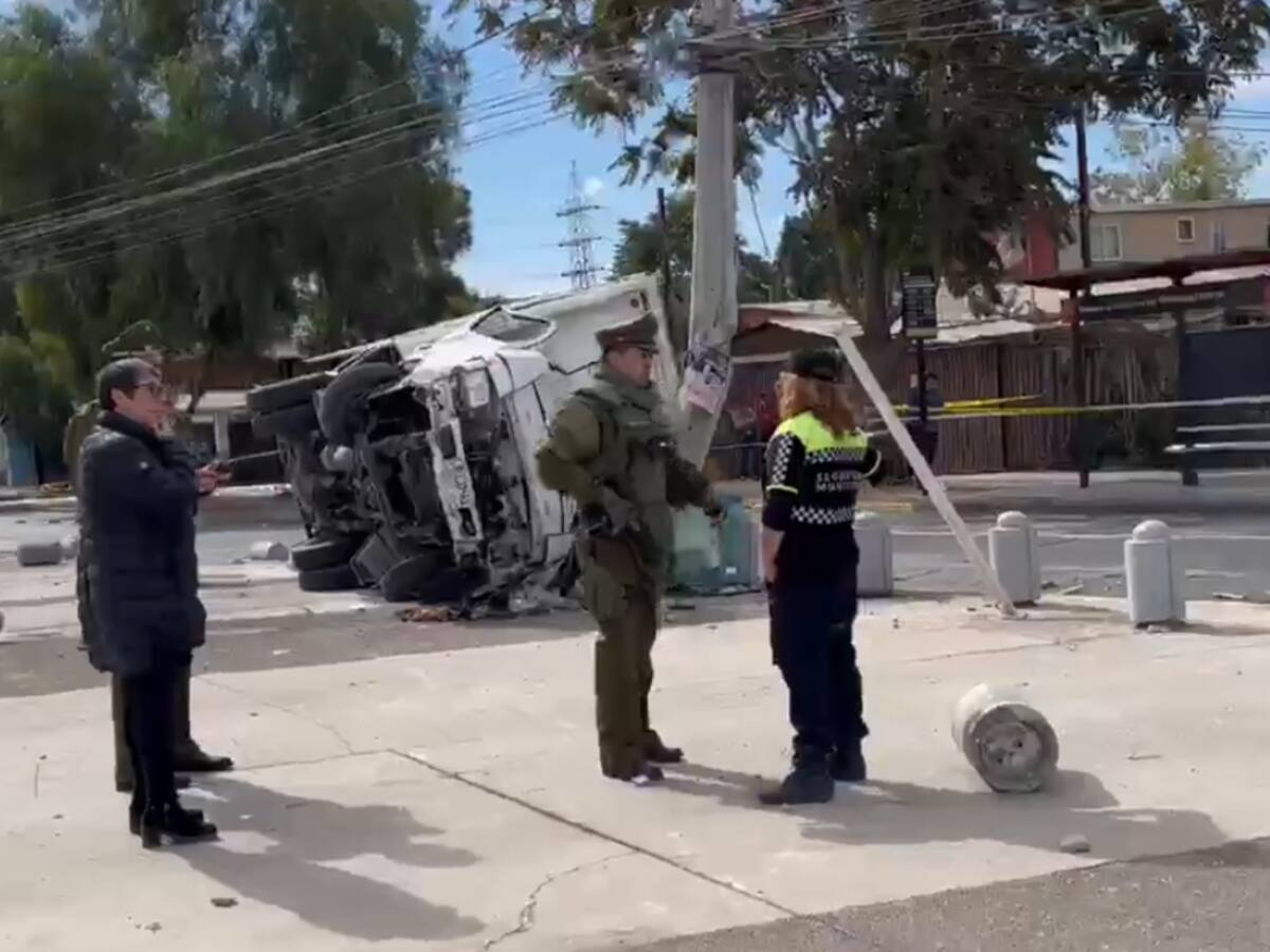 Cerro Navia: delincuentes roban camión y vuelcan al intentar darse a la fuga