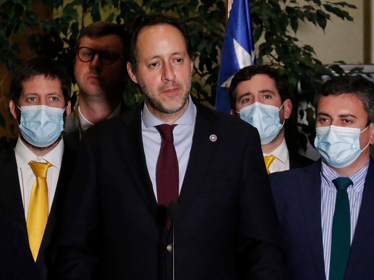 Envían a Comisión de Ética a diputado Urruticoechea por prestar tarjeta del Congreso a su expareja para cargar bencina