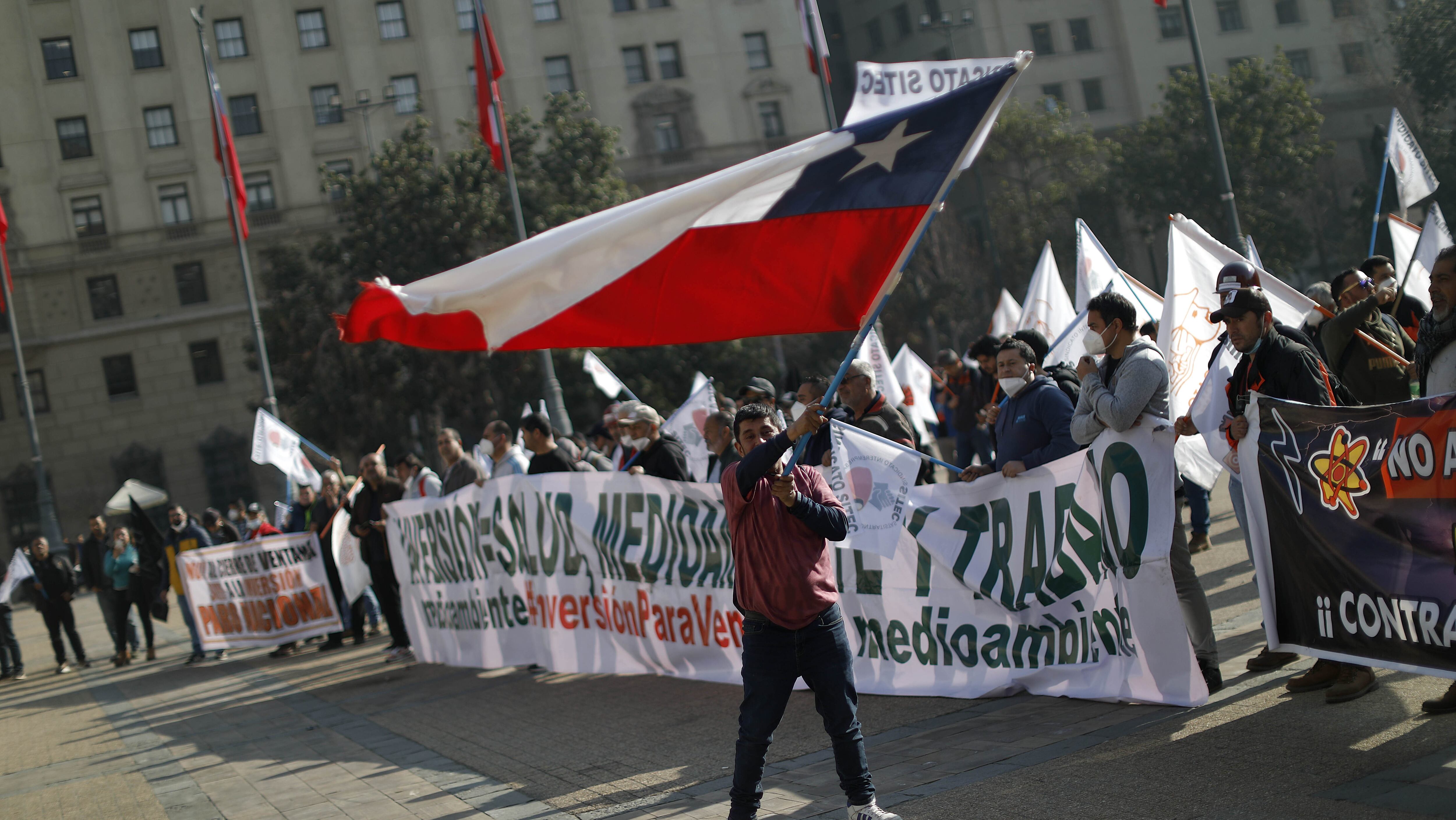 17 de Junio de 2022/SANTIAGOLos trabajadores de la Divisin Ventanas llegaron hasta el Palacio de La Moneda a esperar las definiciones del directorio de CODELCO para las inversiones que permitan asegurar el futuro de su Fundicin y Refinera.
FOTO: CRISTOBAL ESCOBAR/AGENCIAUNO